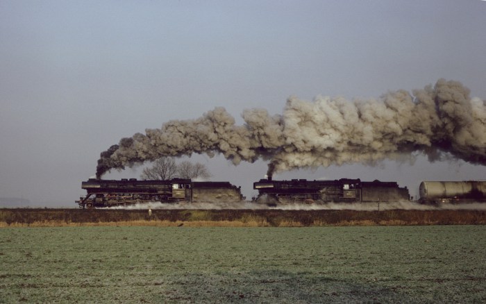 41 1185 + 41 1074 mit Kesselwagenzug bei Gardelegen, 02.12.1982