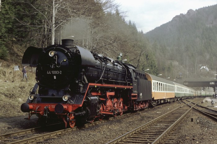 44 1093 vorm Schnellzug D 551 nach Meiningen in Oberhof beim Wasserhalt, um 12:00h am 11.04.1992