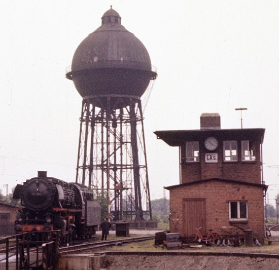 044 390 im Bw Lehrte. Hier konnte man sie dann vor der berühmten Kulisse von einem der Stellwerke, Drehscheibe und Wasserturm fotografieren, am 24.06.1975