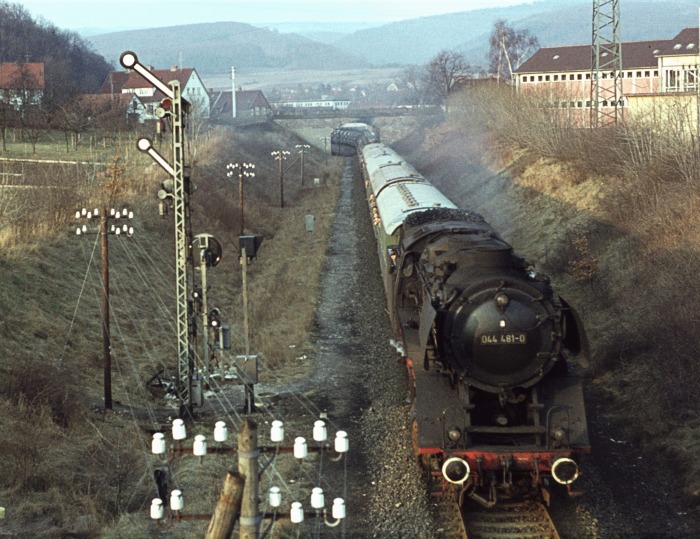 044 481 mit Militärzug Einfahrt Herzberg, 20.03.1976