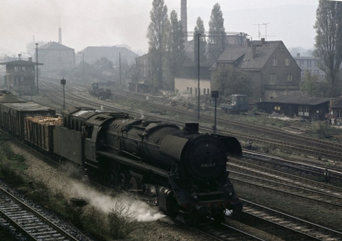 44 0233 mit Güterzug Ausfahrt Saalfeld, am 12.10.1976