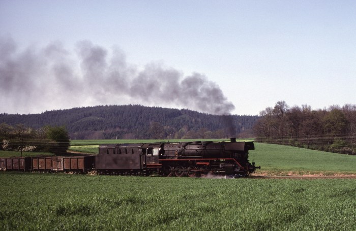 44 0305 mal wieder schön schwer mit Güterzug bergauf fahrend in der Rampe von Saalfeld nach U-Born, um 16:55h am 10.05.1980