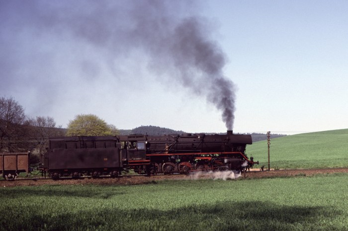 44 0305 mal wieder schön schwer mit Güterzug bergauf fahrend in der Rampe von Saalfeld nach U-Born, um 16:55h am 10.05.1980