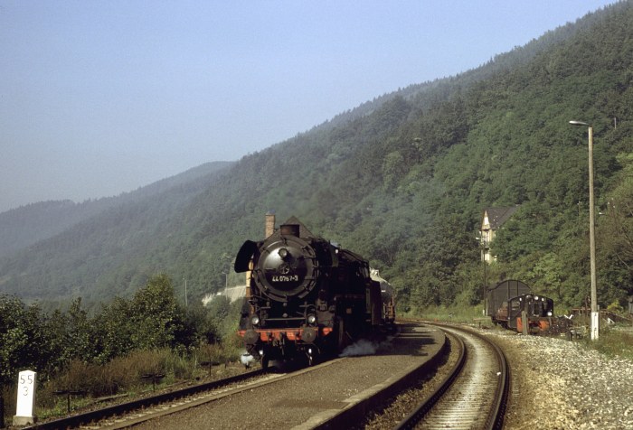 44 0757 mit Güterzug nach Göschwitz durchfährt Uhlstädt, 20.09.1980