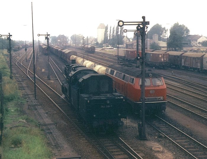 052 298 neben Lok BR 218 in Vorsfelde, September 1974