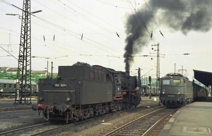 050 607 neben 140 645 in Saarbrücken Hbf, 15.05.1975