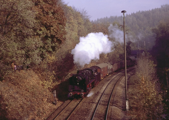 50 849 mit Güterzug bei Hartenstein, 27.10.1985