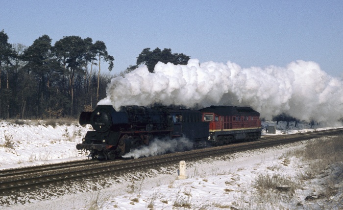 50 0008 schleppt eine 132 noch mal ohne Zug Richtung Wittenberge am Bahnübergang Stavenow hinter Karstädt, um 10:20h am 20.02.1978