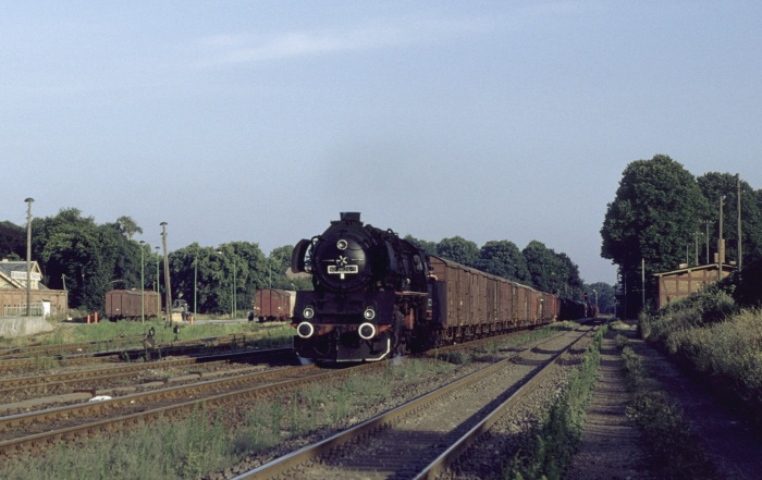 50 3624 mit Dg 53828 durchfährt den Bahnhof Grabow in Richtung Ludwigslust, um 18:45h am 15.08.1983