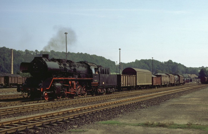 50 3668 mit Güterzug aus Meißen in Nossen soeben eingetroffen, 15.08.1978