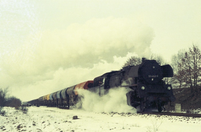 50 4042 Güterzug Richtung Schwanheide hinter Büchen im Schnee, 29.03.1975