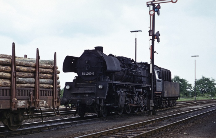 50 4067 geht rückwärts vor Güterzug in Büchen, am 24.05.1975