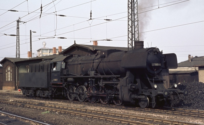 52 5885 als Güterzug-Schublok in Dresden-Neustadt, 16.07.1976