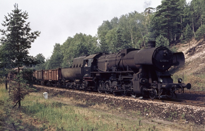 52 6721 mit Gz aufwärts vor Dresden-Klotzsche, 16.07.1976