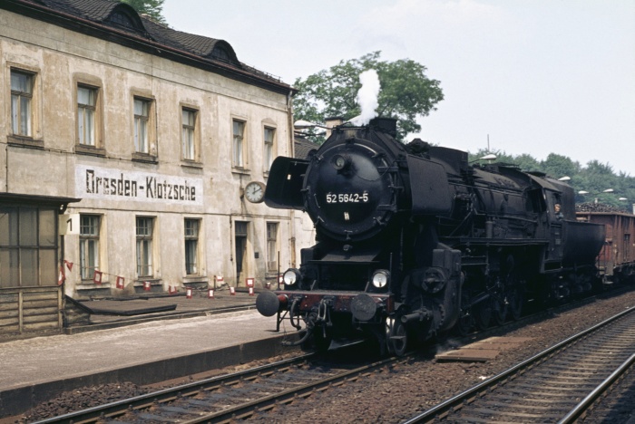 52 5642 mit Kohlen-Güterzug durchfährt Bf Klotzsche, 16.07.1976
