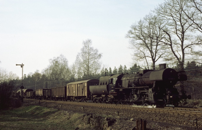 52 1006 mit Güterzug bei Großharthau, 17.03.1977