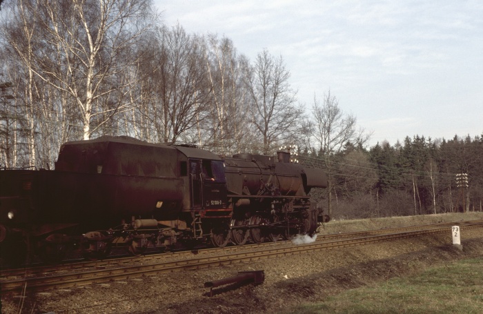 52 1006 mit Güterzug bei Großharthau, 17.03.1977