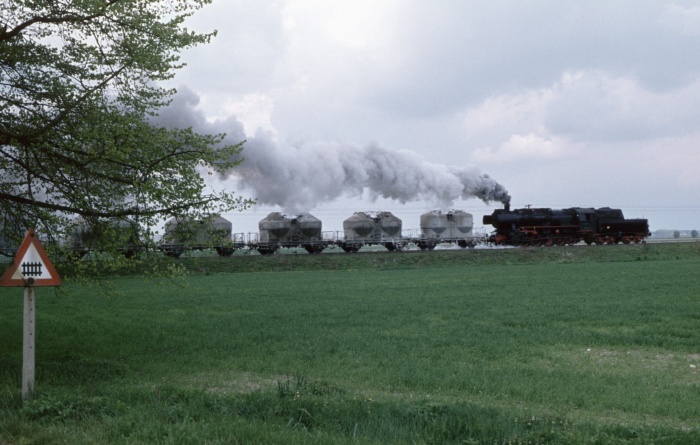 52 8174 Tv Silowagen-Güterzug bei Etingen, 10.05.1978