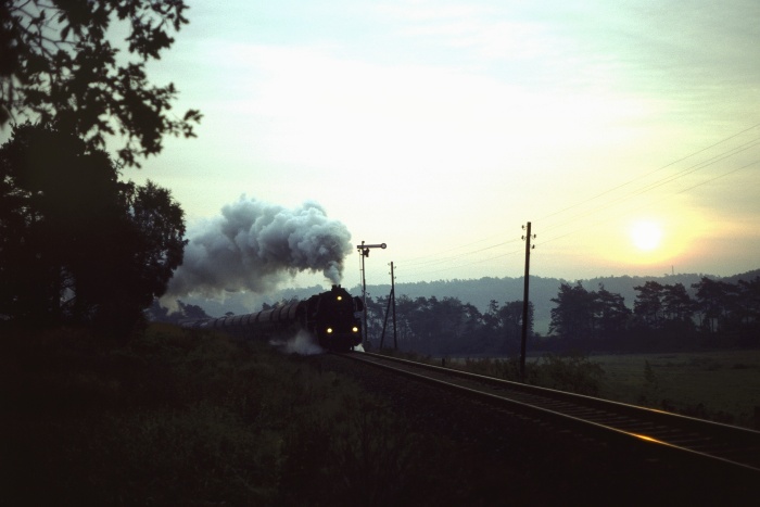 52 8150 mit Güterzug nach Weferlingen bei Süplingen, 25.09.1982