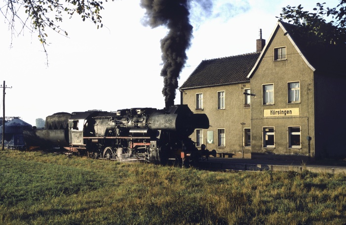52 8150 mit Güterzug nach Weferlingen in Hörsingen, 29.09.1982