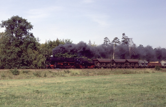 52 8150 mit Güterzug bei Emden (SA), am 29.09.1982