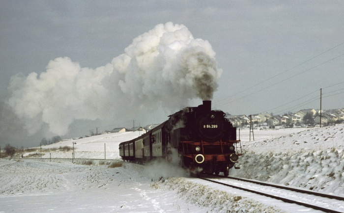 64 289 mit Sonderzug Richtung Gammertingen südlich von Engstingen, am 06.01.1979