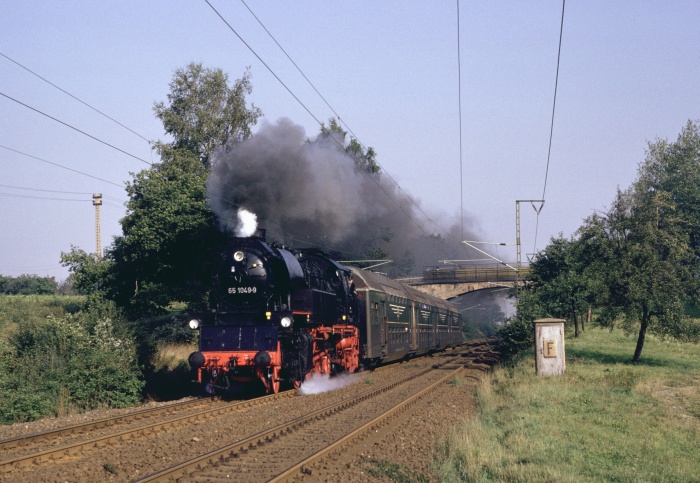65 1049 mit Sonderzug auf der Haupstrecke Dresden-Plauen vor Reichenbach bei Schönbach, um 9:37h am 09.09.1989