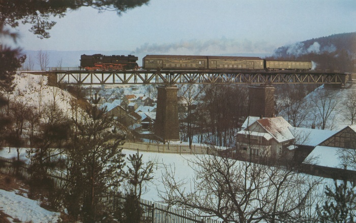65 1073 Sonderzug auf der großen Talbrücke über Angelroda, am 18.02.1978