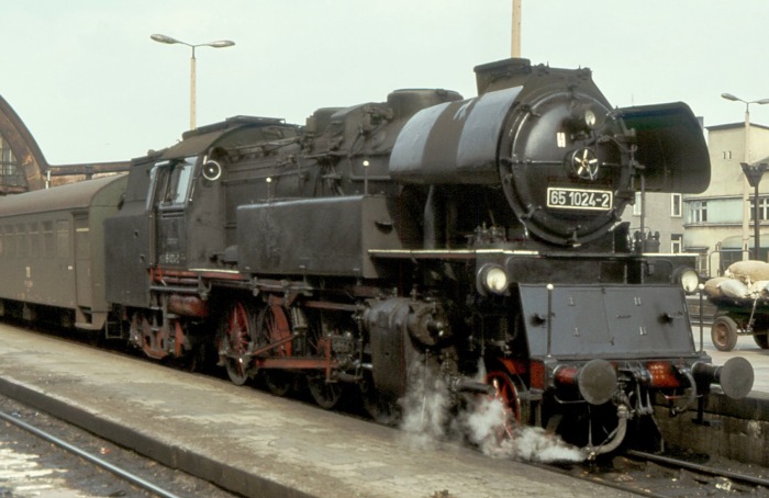 65 1024 vor Personenzug in Gera Hbf, im April 1978