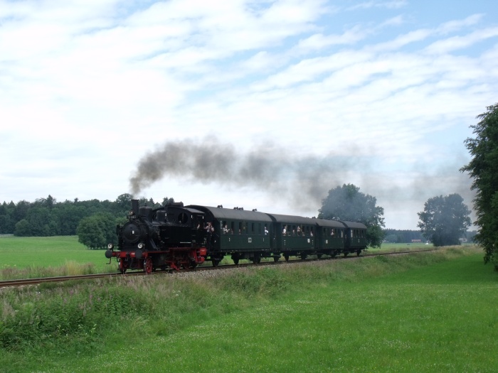 70 083 mit ihrem Sonderzug aus Holzkirchen kommend Richtung Schaftlach, südlich von Warngau bei Tannried, um 12:01h am 17.07.2011