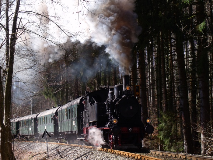 70 083 mit dem ersten BLV-Zug von Tegernsee nach Holzkirchen, in der Steigung bzw. Waldkurve hinter Gmund, direkt am Standort des Mikrofons fotografiert, um 10:29h am 12.03.2017