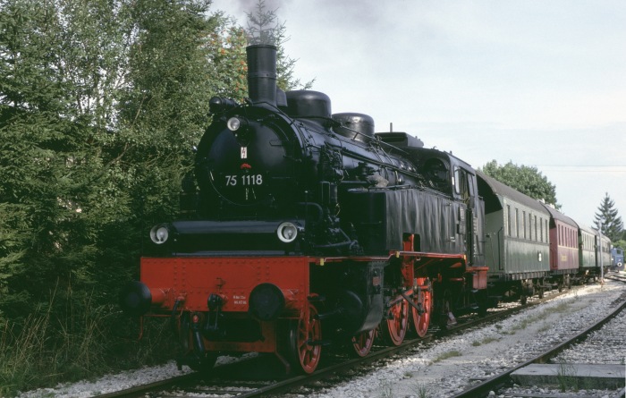 75 1118 in Amstetten am Nebenbahn-Bahnsteig, am 07.08.1994