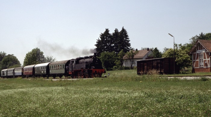 75 1118 mit Zug nach Gerstetten rollt nun die letzten Meter in Stubersheim ein, um 13:33h am 09.07.1995