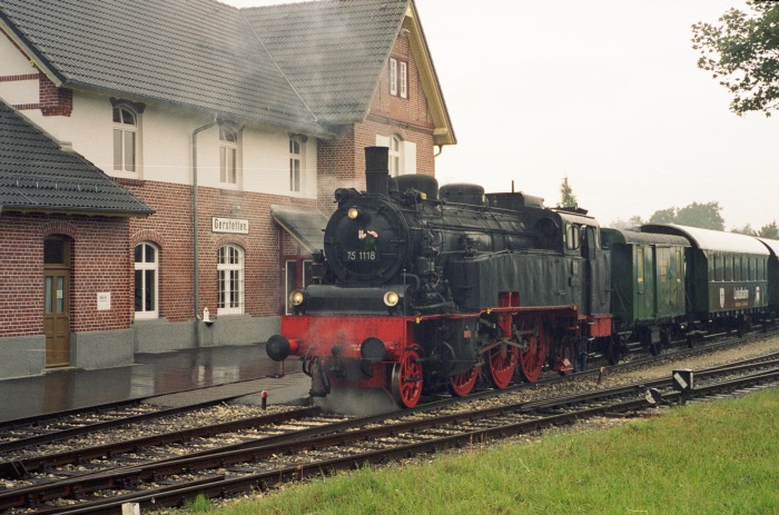 75 1118 Ankunft im Bahnhof Gerstetten, am 31.08.2003