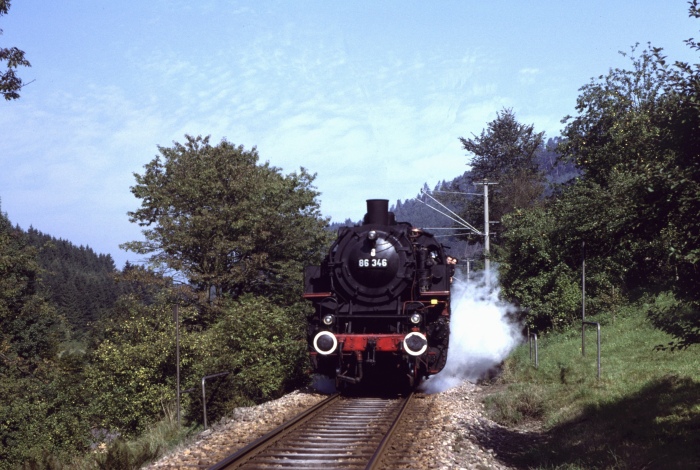 86 346 bergwärts fahrend auf der Albtalbahn vor Frauenalb-Schielberg, am 30.09.1979