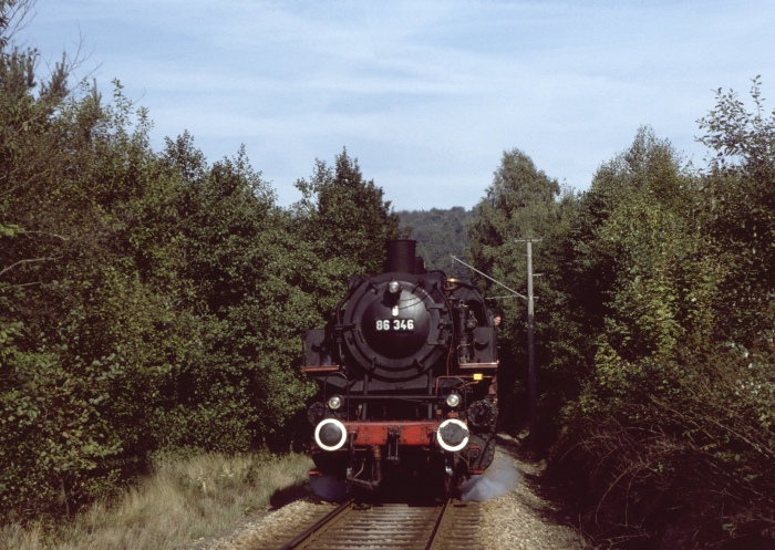 86 346 mit Zug Richtung Herrnalb hinter Marxzell um 14:30h am 30.09.1979