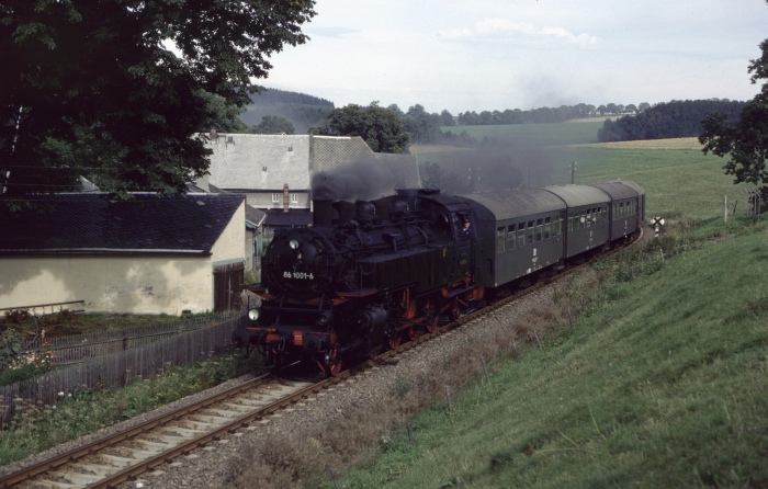 86 001 mit P 19463 nach Crottendorf hinter Walthersdorf, am 04.09.1982