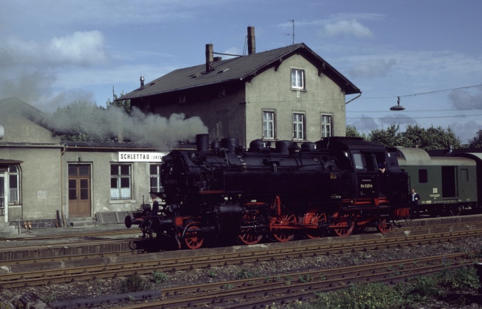 86 001 Umsetzen im Bahnhof Schlettau, am 11.09.1983
