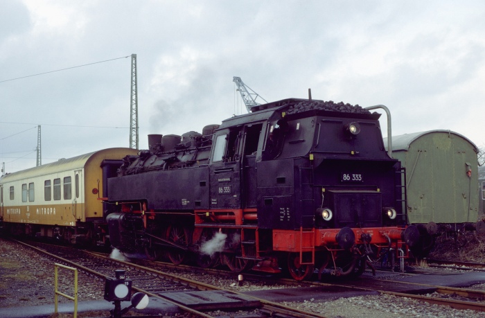 86 333 beim Umsetzen vom BEM-Speisewagen für einen Sonderzug, den sie nach Donauwörth und zurück bringen sollte, am 17.02.1996