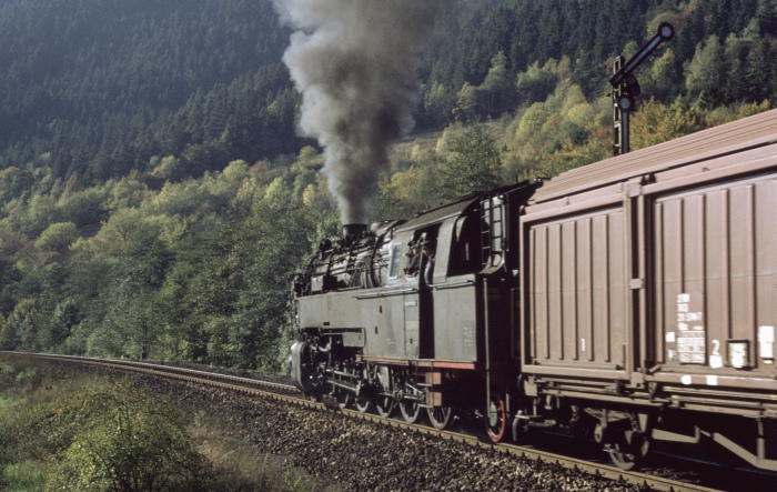 95 0009 Güterzug Richtung Probstzella an der Einfahrt von Hockeroda, am 12.10.1976