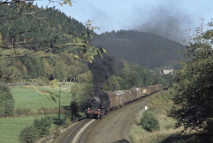 95 0009 Güterzug Richtung Probstzella bei Unterloquitz, am 12.10.1976