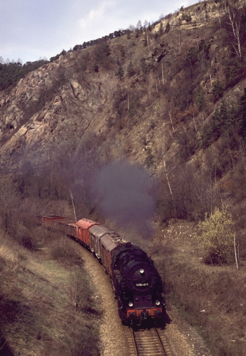 95 0043 mit Güterzug am Bohlen hinter Saalfeld, am 13.04.1979