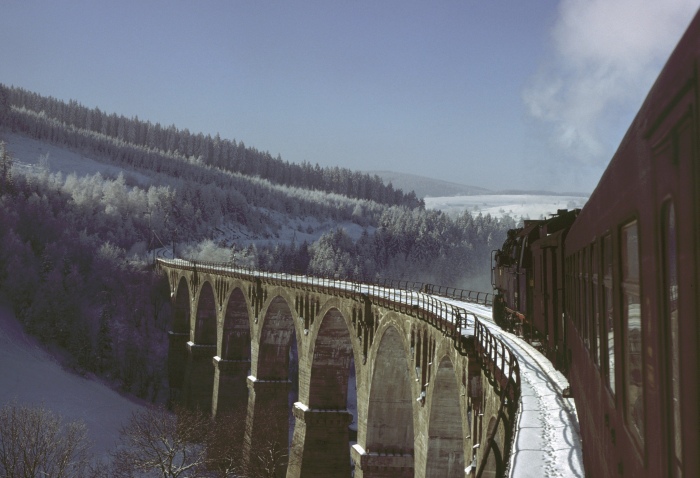 Blick aus dem P 18003 mit 95 0032 davor, auf Lichter Viadukt, am 13.01.1980