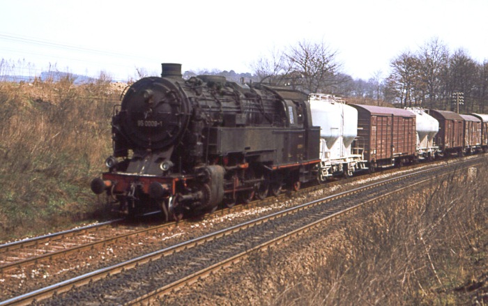 95 0009 mit Nahgüterzug abwärts im Saalfelder Einschnitt, im April 1978