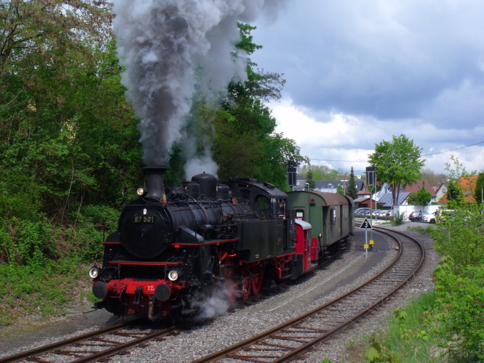 97 501 mit GES-Zug Weissach ->Korntal Ausfahrt Bahnhof Schwieberdingen, um 11:22h am 05.05.2019