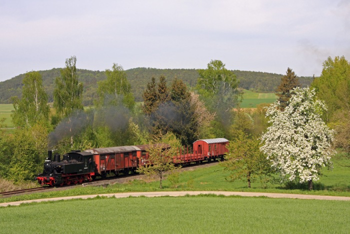 98 886 mit Güterzug bei Kupfermühle, am 26.04.2009
