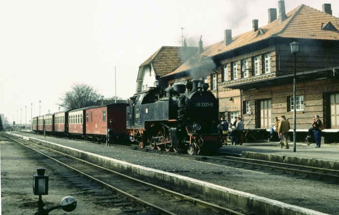 99 2321 setzt vor den P 14145 in Kühlungsborn West, um 13:15h am 30.03.1991