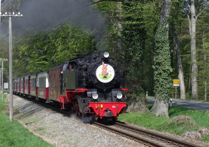 99 2322 mit Zug aus Kühlungsborn, hinter Heiligendamm Richtung Bad Doberan, um 11:02h am 22.04.2011