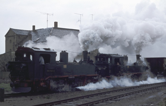 99 1562 Tv + 99 1542 Tv mit schwerem Güterzug Einfahrt Oschatz, am 15.03.1977