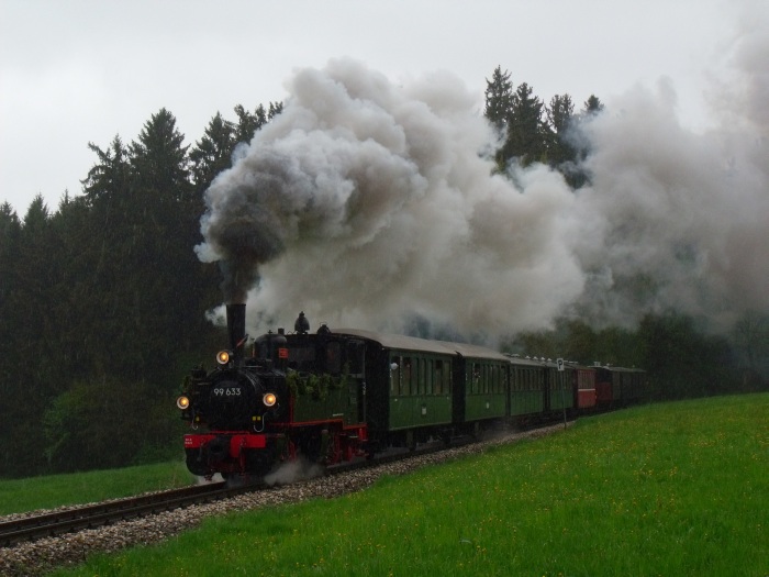99 633 mit Zug Ochsenhausen→Warthausen, dem letzten an diesem total und ergiebig verregneten Tag, aufgenommen nun in der Steigung weit hinter Reinstetten, bei km 16,4, um 16:42h